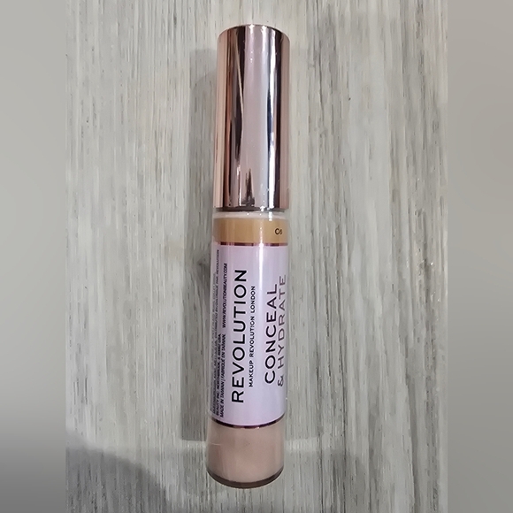 Revolution Beauty Conceal and Hydrate Radiance Concealer C6 New Sealed - Picture 1 of 4